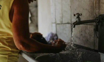 Lavadora Balay Varioperfect mostrando el error 29 mientras se revisa la entrada de agua