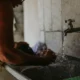 Lavadora Balay Varioperfect mostrando el error 29 mientras se revisa la entrada de agua