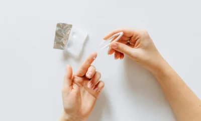 Persona limpiando lentes de contacto con solución; ejemplo de limpieza lentes de contacto