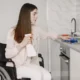 Persona limpiando el horno en la cocina, imagen para cuidado del horno
