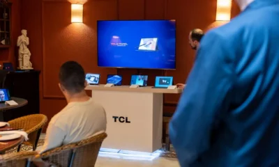Persona comparando varios televisores inteligentes en una tienda de electrónica — imagen para Mejor marca de televisores Forocoches: guía real para acertar