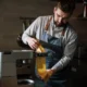 Vista de varias máquinas y robots de cocina sobre una encimera moderna con una persona comparando modelos, ilustrando el artículo Marcas de robot de cocina: cuáles lideran y qué ofrece cada una