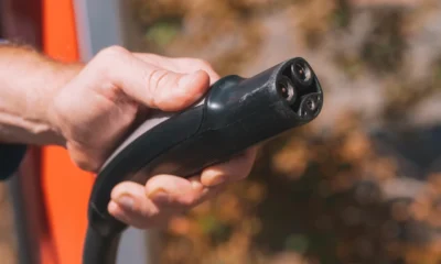 Patinete denver no carga mientras se revisan el cargador y el puerto de conexión