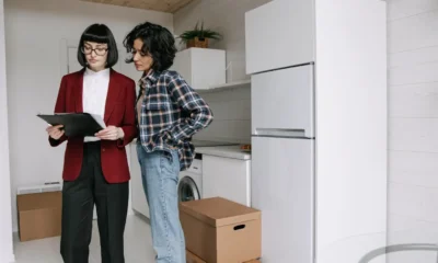 Persona inspeccionando un frigorífico LG combi No Frost en una cocina moderna, imagen para Frigorífico LG combi No Frost: guía completa para elegir bien