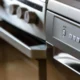 Persona programando un lavavajillas Bosch en una cocina moderna para ilustrar como se programa lavavajillas bosch silence plus paso a paso.