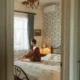 Persona usando un mando de aire acondicionado inteligente sin internet en un dormitorio moderno