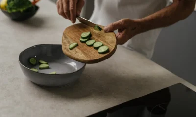 Primer plano de un robot de cocina en uso sobre la encimera con cuencos de ingredientes y accesorios, imagen para ilustrar Robot de cocina Chef Plus: funciones, precio y fichas