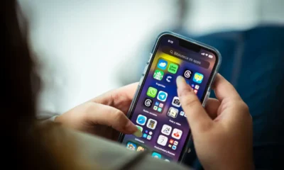 Persona aprendiendo como usar smartthings samsung con lg desde el móvil junto a un electrodoméstico LG conectado