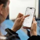 Persona controlando desde un smartphone varios electrodomesticos compatibles con matter en una cocina moderna