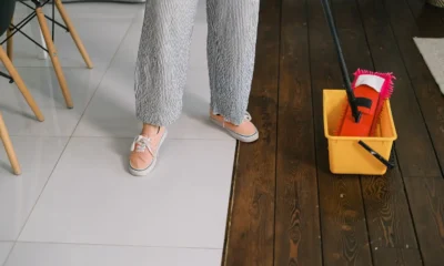 Persona limpiando un suelo de madera con una mopa de vapor; imagen para Opiniones del Cecotec Bolero Aguazero 6100: análisis completo