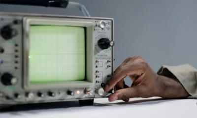 Primer plano de una mano presionando los botones del panel de control de una lavadora, imagen para Cómo resetear lavadora Bosch Serie 6 paso a paso