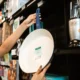 Cliente comparando robots de cocina en una tienda con etiquetas de precio, imagen para el artículo Robot de cocina en El Corte Inglés: precios, modelos y claves