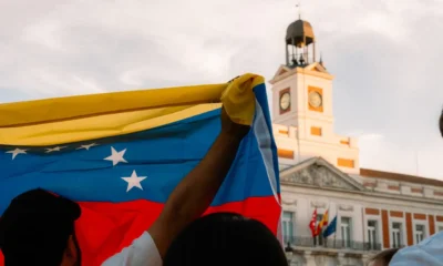 Persona revisando un lavavajillas Balay con el código E25 en la pantalla, filtro extraído y herramientas sobre el suelo — Error E25 en lavavajillas Balay: causas, revisión y solución