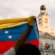 Persona revisando un lavavajillas Balay con el código E25 en la pantalla, filtro extraído y herramientas sobre el suelo — Error E25 en lavavajillas Balay: causas, revisión y solución