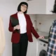 Persona inspeccionando una lavadora de carga frontal usada en la cocina, comprobando tambor y panel; imagen para Lavadoras de segunda mano particulares: guía para comprar con acierto