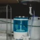 Instalación de una toma de agua de lavavajillas bajo el fregadero con manguera y llave de paso visibles