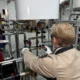 Técnico reparando la válvula de entrada de agua de un lavavajillas bajo la encimera — No entra agua en el lavavajillas: causas y soluciones reales