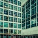Aire acondicionado portátil tubo ventana instalado junto a una ventana para ilustrar una solución de ventilación doméstica.