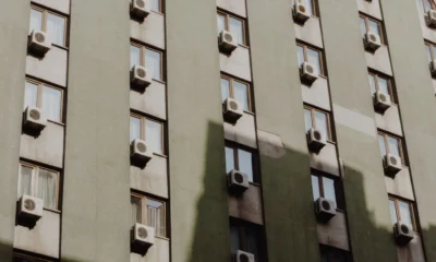 Un kit ventana aire acondicionado instalado en la ventana para sellar la salida de un aire acondicionado portátil.