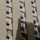 Un kit ventana aire acondicionado instalado en la ventana para sellar la salida de un aire acondicionado portátil.