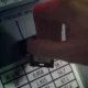 Primer plano de manos seleccionando un programa en el panel de una lavadora Indesit, ilustrando la Tabla de programas lavadora Indesit: guía clara y práctica.