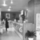 Lavadora moderna en una cocina familiar, enfatizando electrodomésticos silenciosos y eficientes.