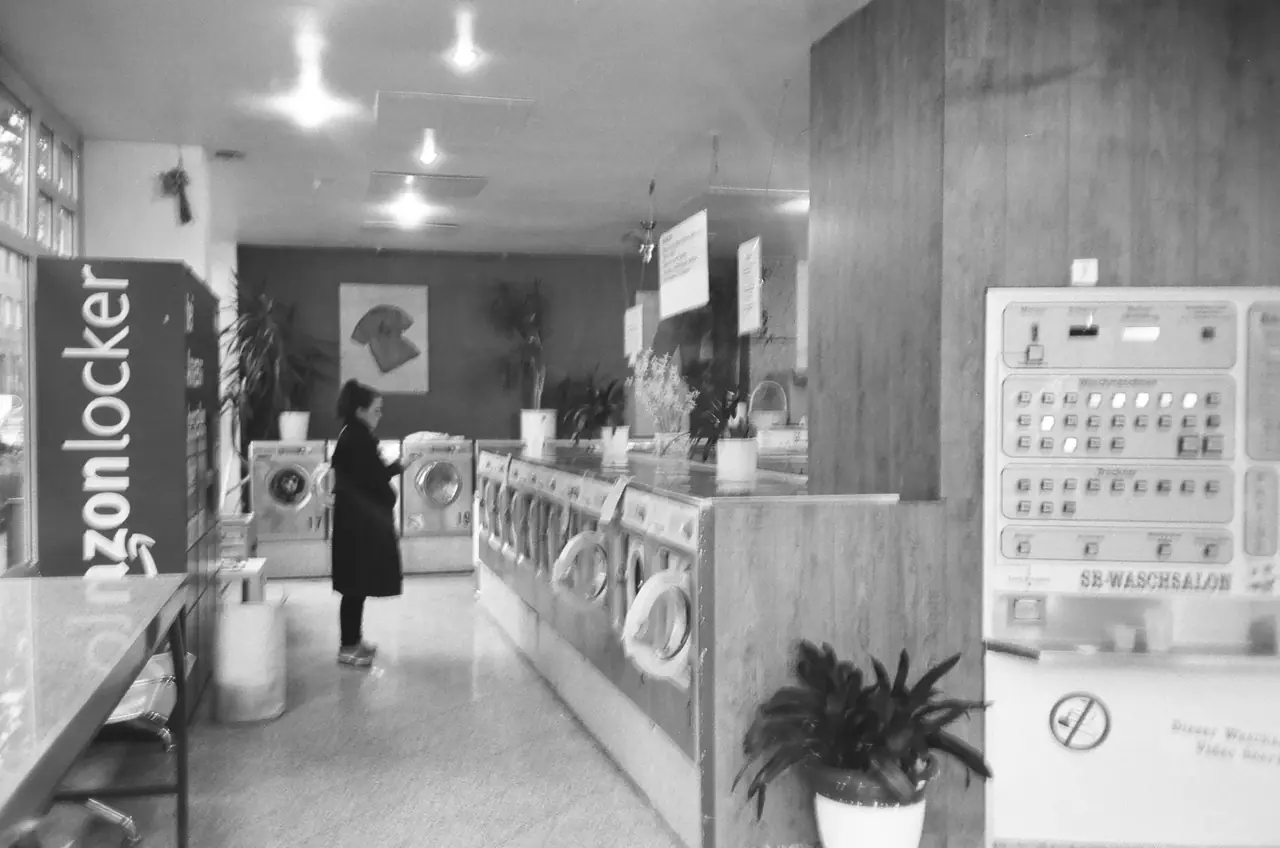 Lavadora moderna en una cocina familiar, enfatizando electrodomésticos silenciosos y eficientes.