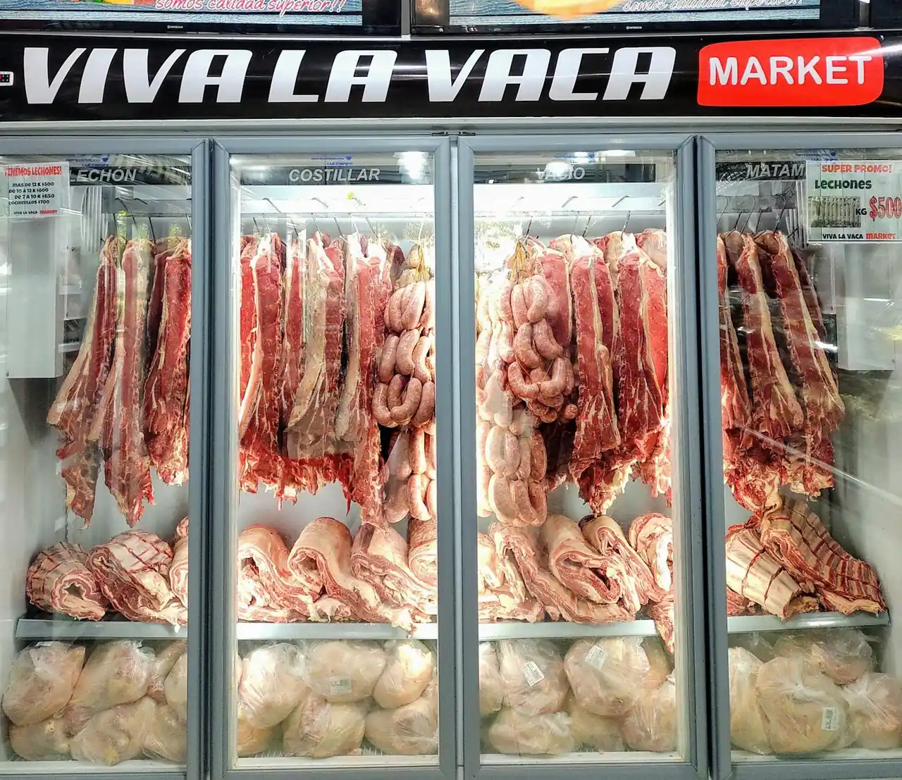 Imagen de carne cruda en la nevera para ilustrar cuanto dura la carne en la nevera