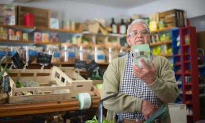 Persona leyendo la etiqueta de energía en una cocina con electrodomésticos eficientes.