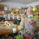 Persona leyendo la etiqueta de energía en una cocina con electrodomésticos eficientes.