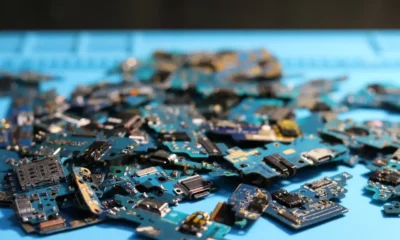 Granza de plástico reciclado junto a piezas desmontadas de electrodomésticos con plastico reciclado