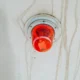 Luz roja en la nevera Fagor Innovation ACS: causas y solución, con una nevera mostrando una luz de aviso roja en el panel frontal