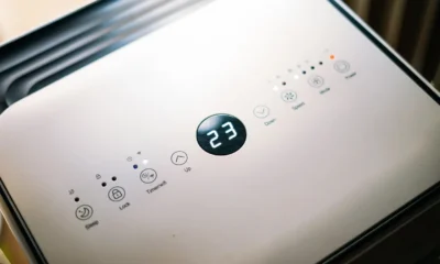 Primer plano de un panel de control nevera haier con botones táctiles iluminados y pantalla digital de temperatura