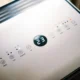 Primer plano de un panel de control nevera haier con botones táctiles iluminados y pantalla digital de temperatura