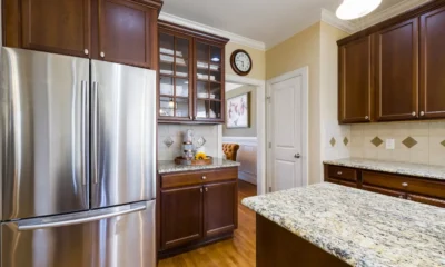Frigorífico con la puerta abierta en una cocina de casa, ilustrando si se puede estropear un frigorífico por dejar la puerta abierta.