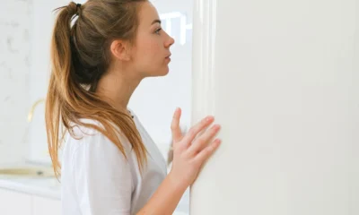 nevera enfría poco en verano en una cocina calurosa