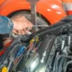Técnico inspeccionando un lavavajillas Bosch con el panel mostrando un código de error y herramientas en primer plano, imagen para Error 25 en lavavajillas Bosch: causas y solución