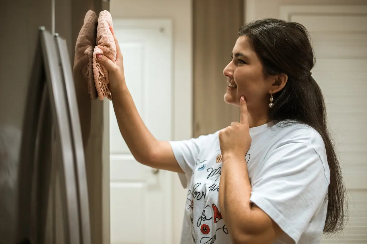 Foto de reparación de frigorífico para ilustrar como cambiar goma puerta nevera en una cocina doméstica