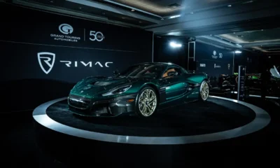 Hiperdeportivo eléctrico de Rimac con las puertas abiertas en una carretera costera