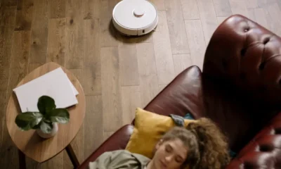 Robot aspirador blanco xiaomi vacuum mop 2 pro robot aspirador blanco en un salón moderno junto a un sofá y suelo de madera