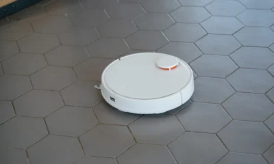 Robot aspirador Dreame X40 Ultra en una casa moderna, limpiando el suelo junto a su base de carga automática