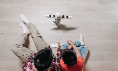Robot aspirador fregasuelos en una cocina moderna con un smartphone mostrando la app de control, imagen para Lefant M330 Pro: análisis completo del robot aspirador y fregasuelos