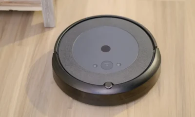 Robot aspirador roborock s8 maxv ultra junto a su base de carga automática en un salón moderno con suelo de madera.