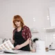 Robot de cocina Bosch en Lidl: precios, funciones y qué esperar — robot de cocina Bosch colocado en una encimera moderna junto a un folleto de ofertas de Lidl y una etiqueta de precio visible.