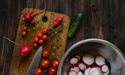 Robot de cocina de Aldi: precio, funciones y lo que ofrece — robot de cocina en una encimera con cuenco, ingredientes y folleto informativo mostrando sus funciones