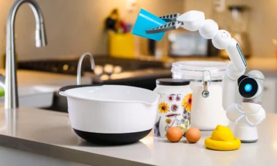 Imagen de un robot de cocina en una encimera de cocina moderna, ideal para explicar como funciona un robot de cocina en un artículo sobre sus usos y partes.