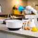 Robot de cocina de Lidl en una cocina moderna, colocado sobre la encimera con su pantalla táctil y accesorios visibles.