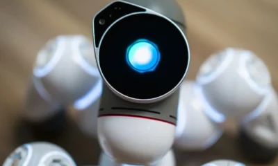 Robot de cocina con pantalla táctil y móvil en una cocina moderna, ideal para ilustrar cecotec robot de cocina opiniones.