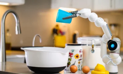 Robot de cocina moderno en encimera con pantalla táctil para ilustrar vorwerkthermomix tm6 1000w robot de cocina en un artículo sobre sus funciones y uso diario.
