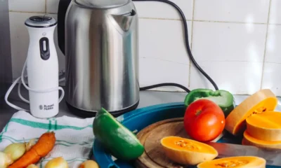 Robot de cocina multifunción en acción preparando una crema de calabaza sobre la encimera, ilustrando Qué hace un robot de cocina y para qué sirve de verdad.